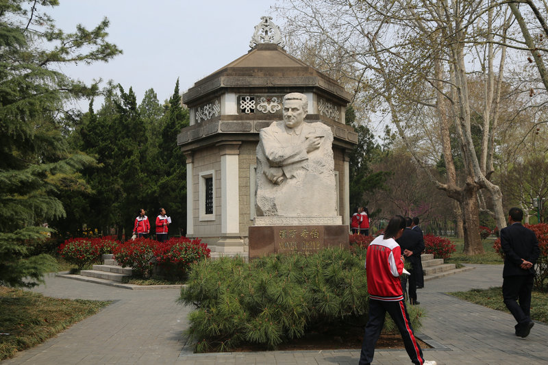 祭奠缅怀英烈,传承红色基因——益民中学组织学生到华东革命烈士陵园进行祭奠扫墓活动