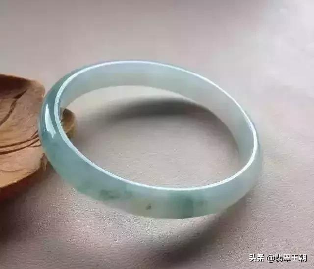 值得入手的玉镯有哪些,怎样才能买到便宜又好的玉镯