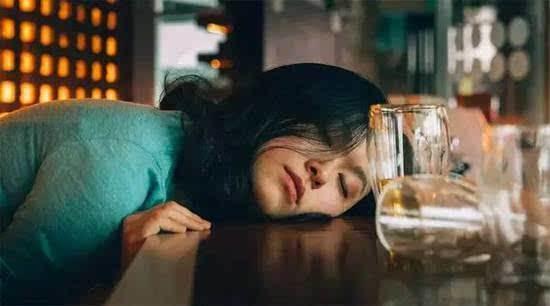 鍠濅簡閰掍笅鍗婅韩寰堢棝,鍠濅簡閰掑悗涓嬪崐韬棝