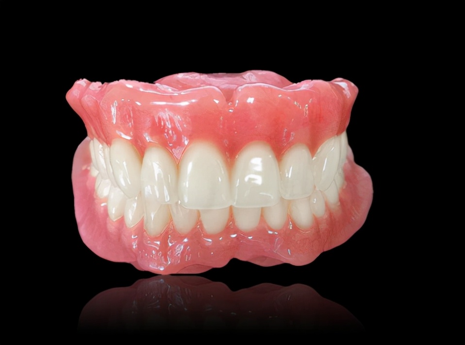 70岁老人种牙好还是义齿好,义齿和种植牙的区别老年人