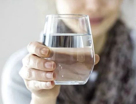 一直干咳是肺炎症状吗,一呼吸就干咳是肺炎吗