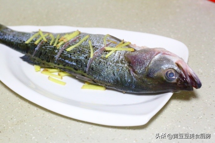 清蒸速冻鲈鱼最好吃的做法,清蒸鲈鱼好吃有诀窍