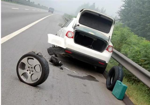 在高速路上遇紧急情况怎么避险,在高速上遇到紧急情况怎么避险