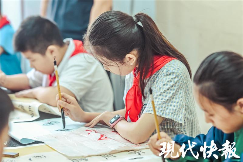 “足球小子”爱上练字,江苏中小学生书法大赛走进盐城韵和书画苑