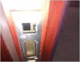 防盗门上缝隙不均怎样调,防盗门划掉漆怎么修复