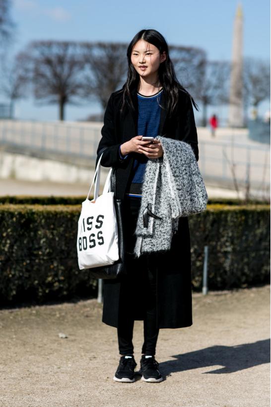 现在的斜挎帆布包还流行吗,还在背水桶包吗