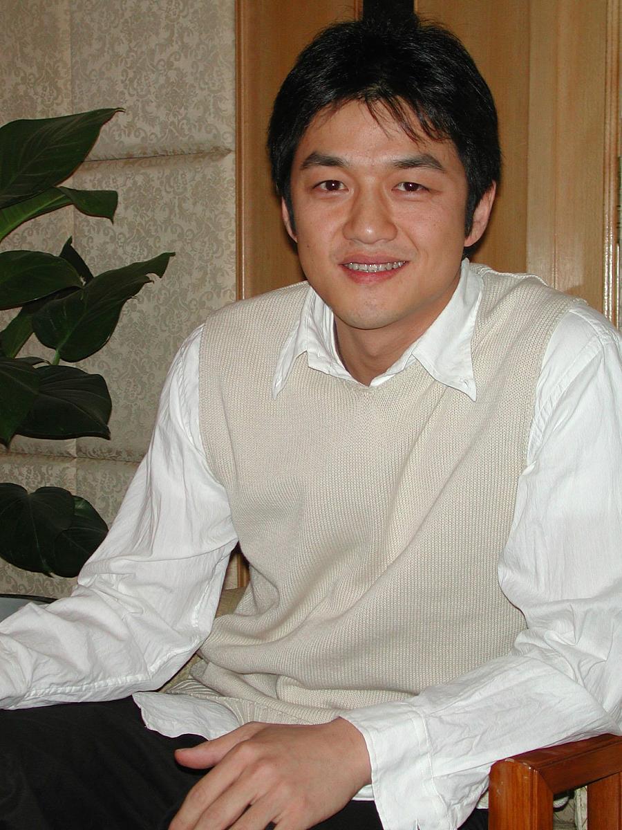 瞿颖独自现身走机场，造型超模范依旧，素颜皮肤沧桑痘印太明显