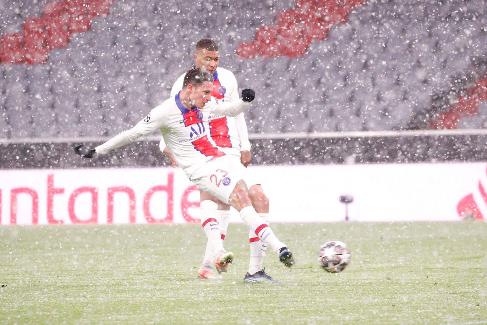 姆巴佩梅开二度巴黎险胜布雷斯特,姆巴佩梅开二度巴黎3-2拜仁