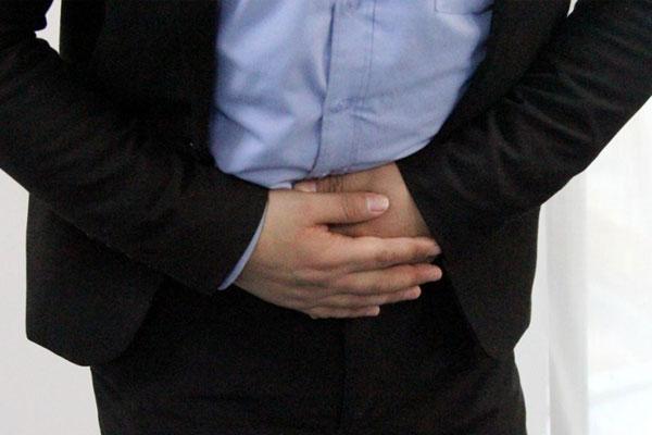 为什么有人一喝水就不停的上厕所,为什么水喝多了在厕所一直有尿