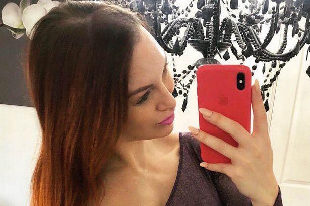 英国女模称男性精华可抗病毒,号召民众食用,自己已有3年经验