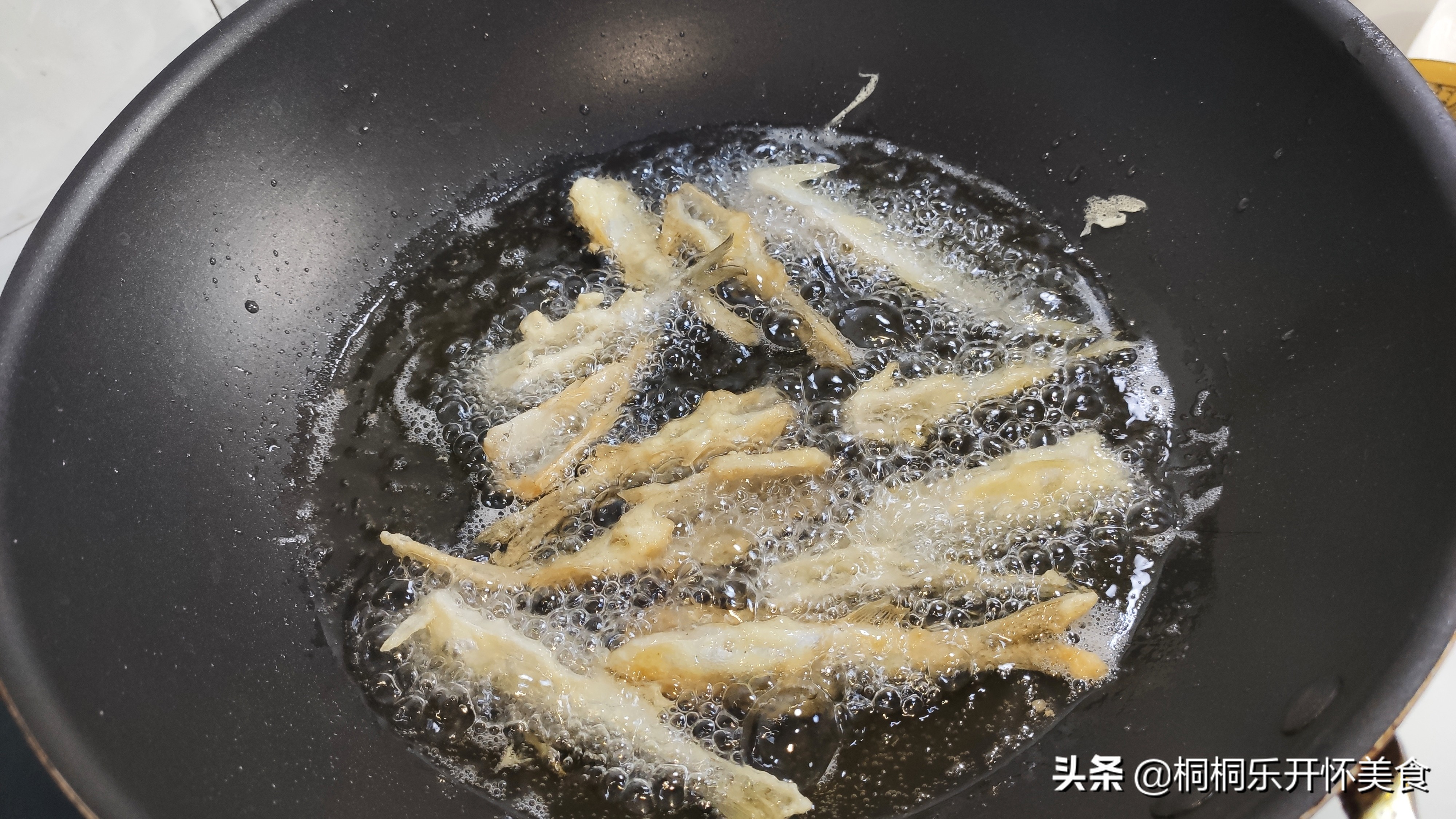 商家油炸小白条鱼的做法,非油炸小白条的正宗做法