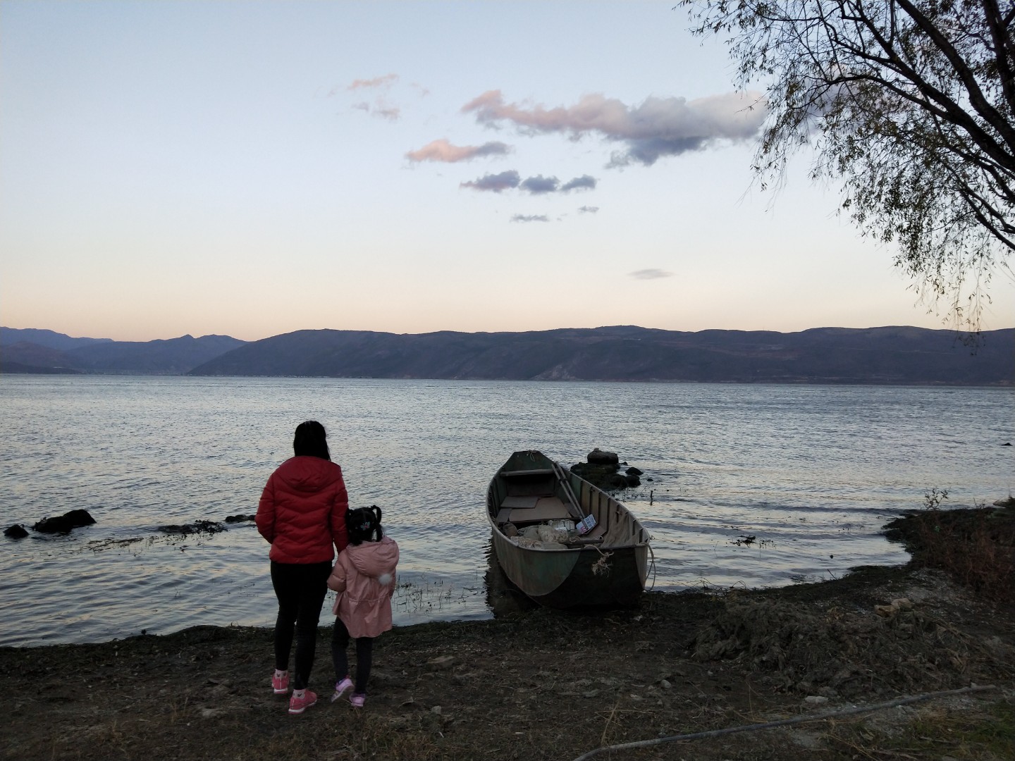 自驾房车小姐姐,一个小姐姐拖挂房车旅行生活视频