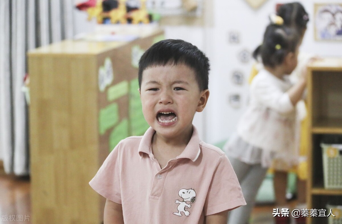 小孩死活不上幼儿园怎么办,孩子天天哭闹死活不愿意去幼儿园