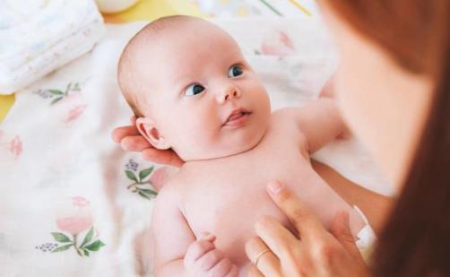 满3个月的宝宝有哪些表现,满三个月婴儿发育标准