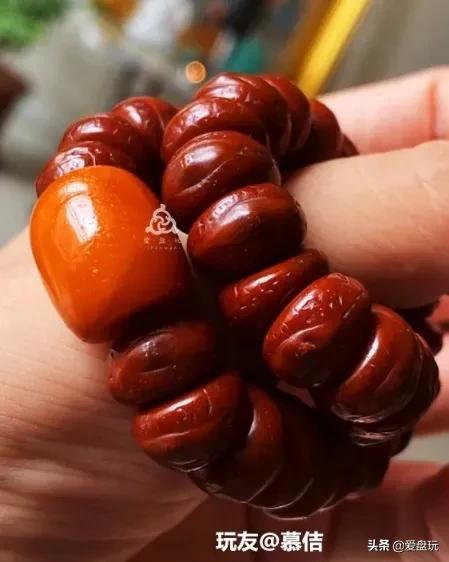 纯手盘玩一年的核桃,文玩手盘和机刷哪个值钱