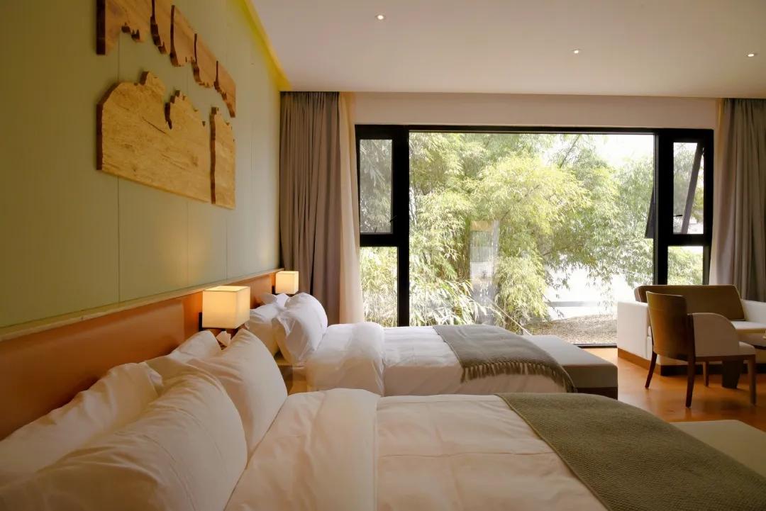 「觅趣小镇新都·原舍绿茵」湖畔泳池，畅玩斑竹园足球音乐小镇