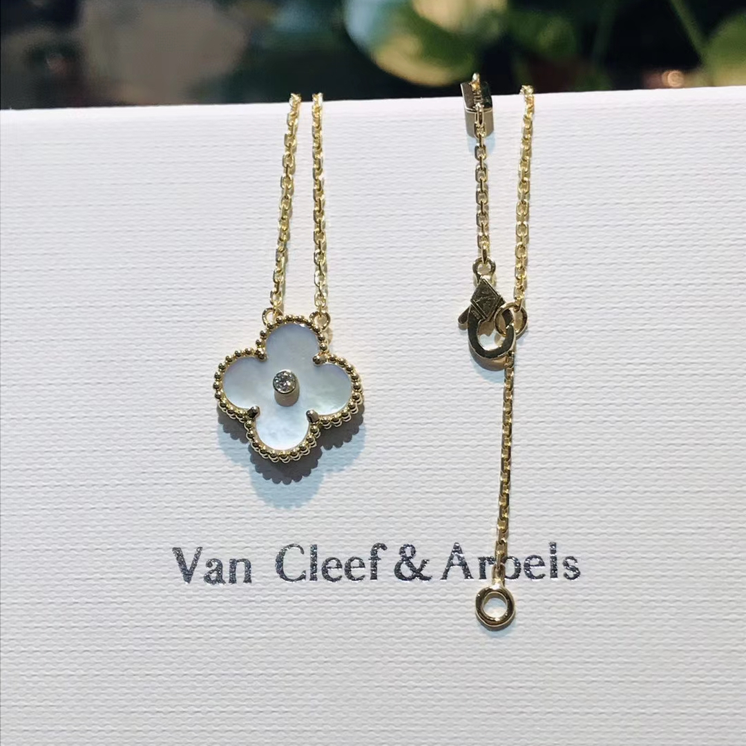 哪些好看不贵，适合情侣送礼物的首饰，2000以内的钻石、珍珠硬金