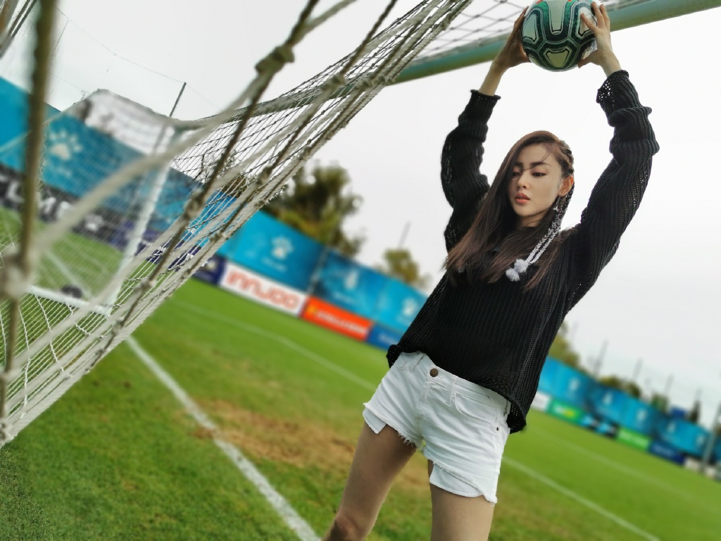 张天爱玩足球，穿透视上衣配超短裤，一双长腿不输旁边男运动员