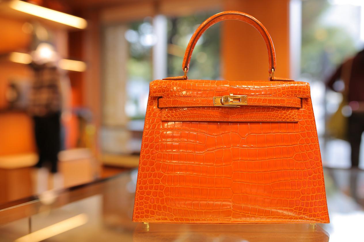 女子不识货，拿10万Hermes嫌不好看，换50块皮包