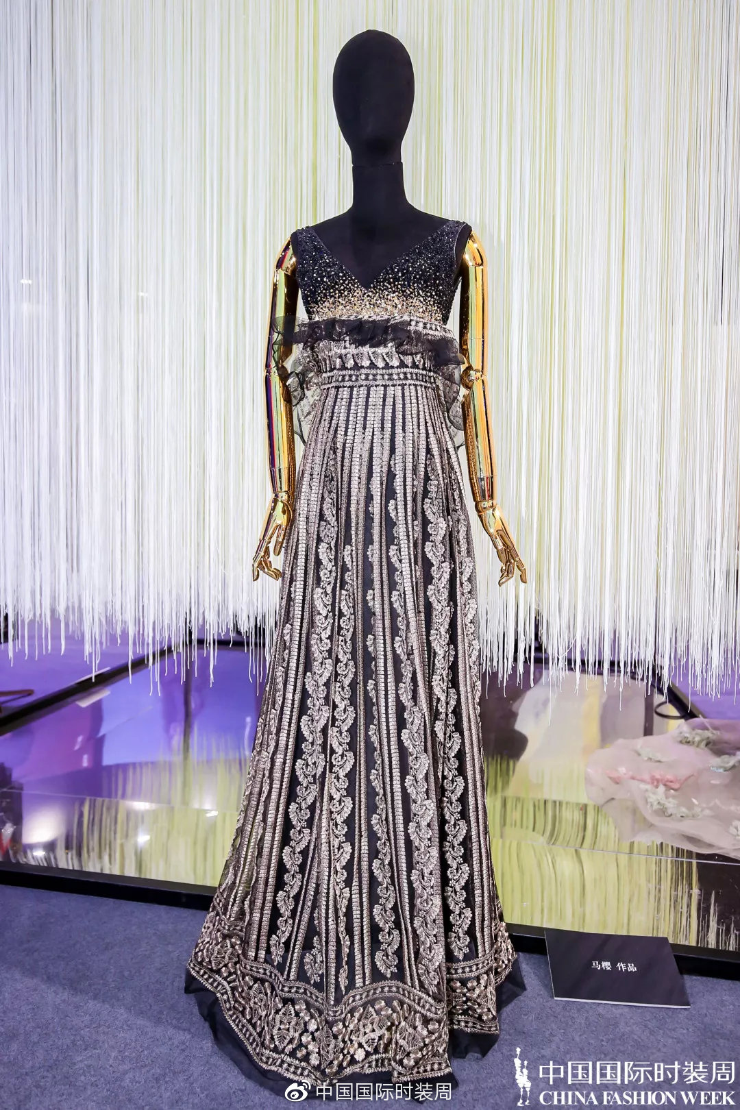 用丝线牵引时尚|“天锦地绣·华夏大美”刺绣艺术展精彩纷呈