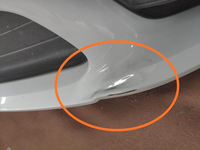 拆掉保险杠做油漆才能做得更完美，这辆保时捷博克斯特就是例子