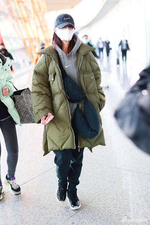 看何穗江疏影的穿搭,江疏影银色垫肩礼服