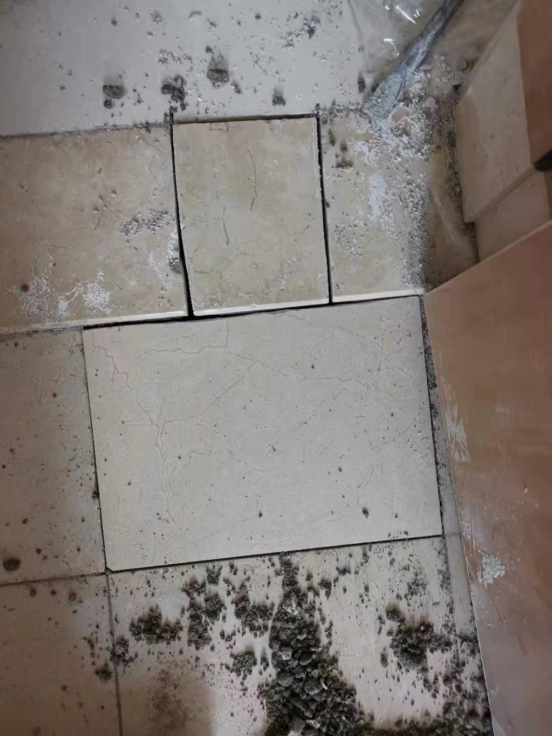 卫生间地板冒水是怎么回事,卫生间地漏冒水怎么解决