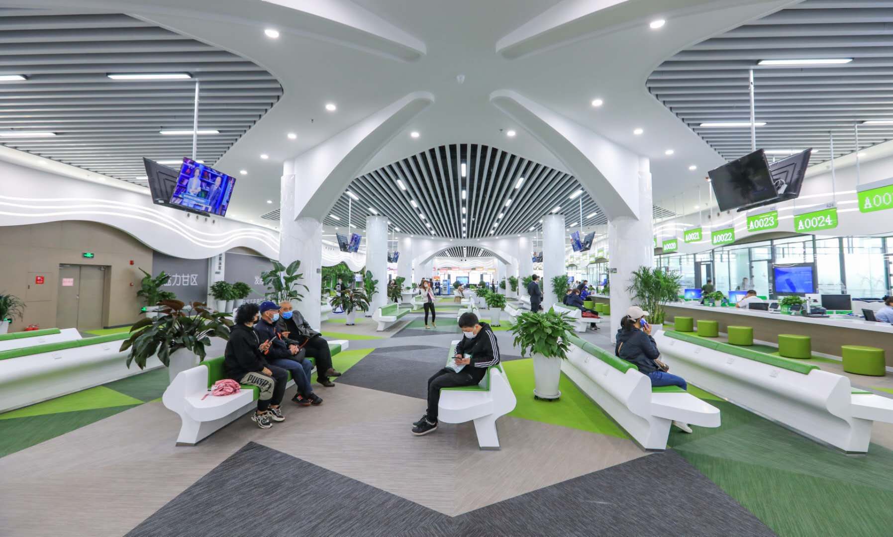 一进门就让人感觉到轻松舒适,大连最美行政服务大厅