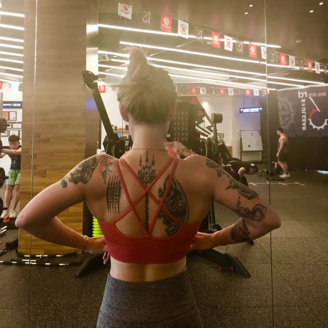 「故事」背影杀，健身让我拥有隐形的翅膀