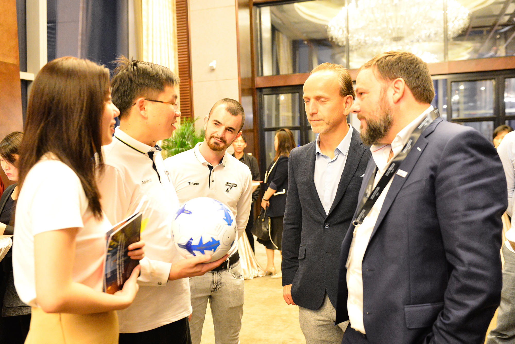 伦敦副市长与微队队长联袂演示智能足球感知技术