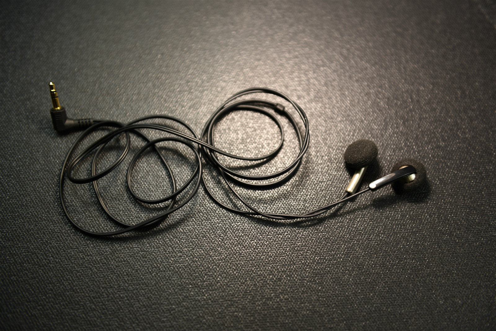 同等价位平头塞和圈铁耳机哪个好,手机直推平头塞耳机推荐