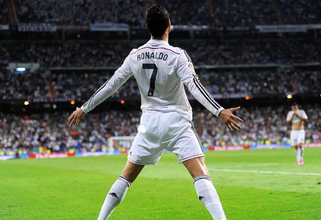 适合打长传反击双中锋的阵型,快速反击的三前锋阵型