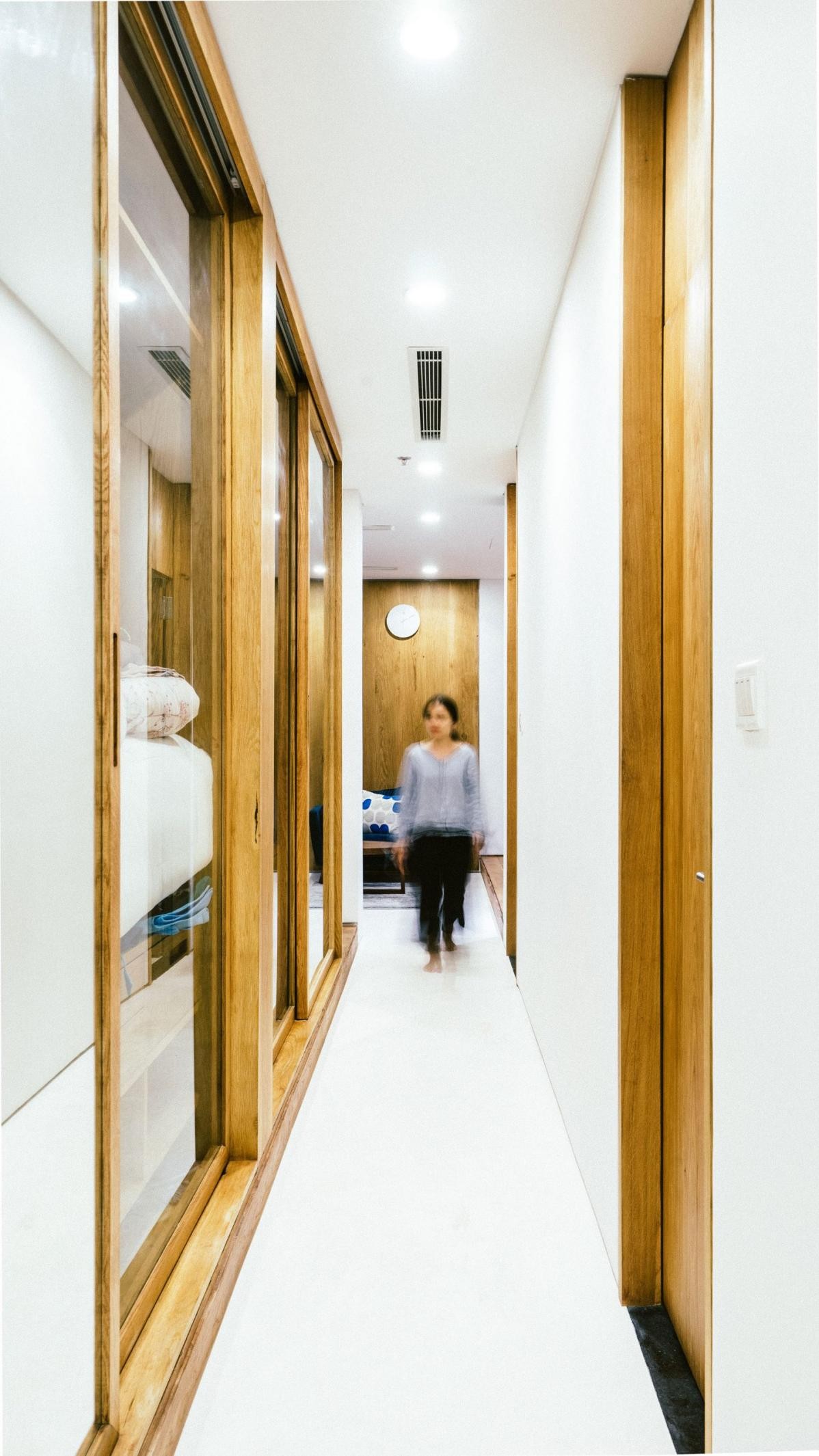 客厅卧室打通隔断折叠推拉门,门挨门相邻两套房打通装修效果图