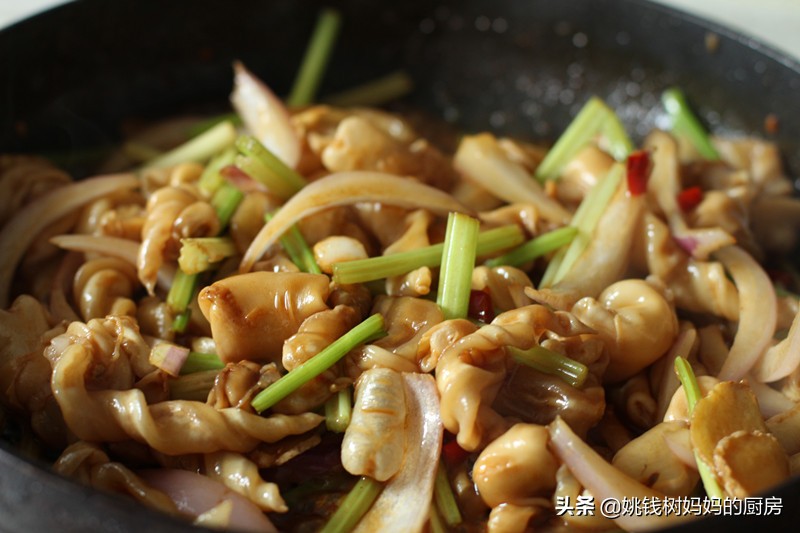 一条鱼就一个，十块钱炒一大盘，香辣软糯，解馋、美容一举两得