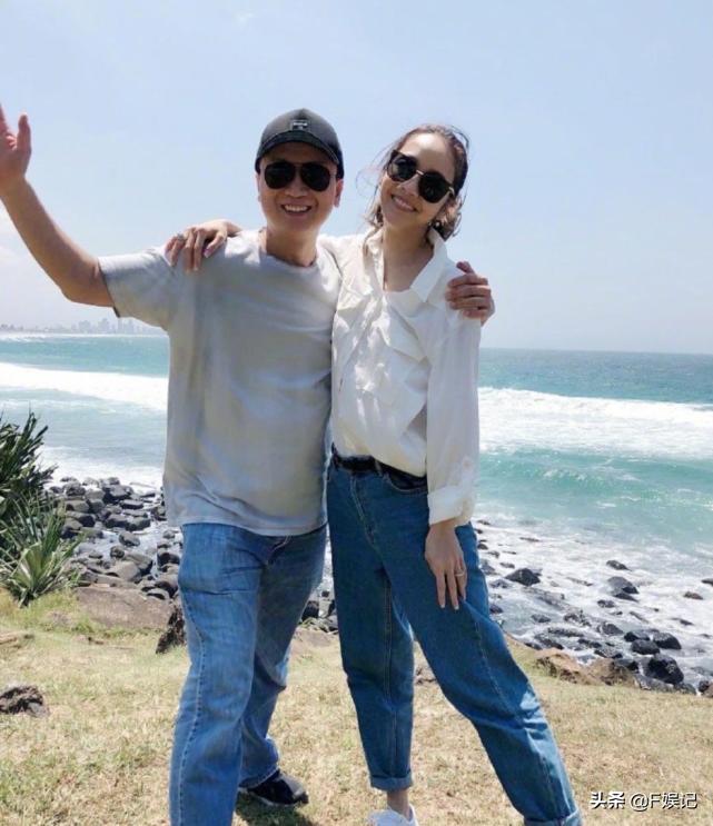 老公穿拖鞋来回跑腿！侯佩岑被传靠真人秀捞金后住进9千多万豪宅