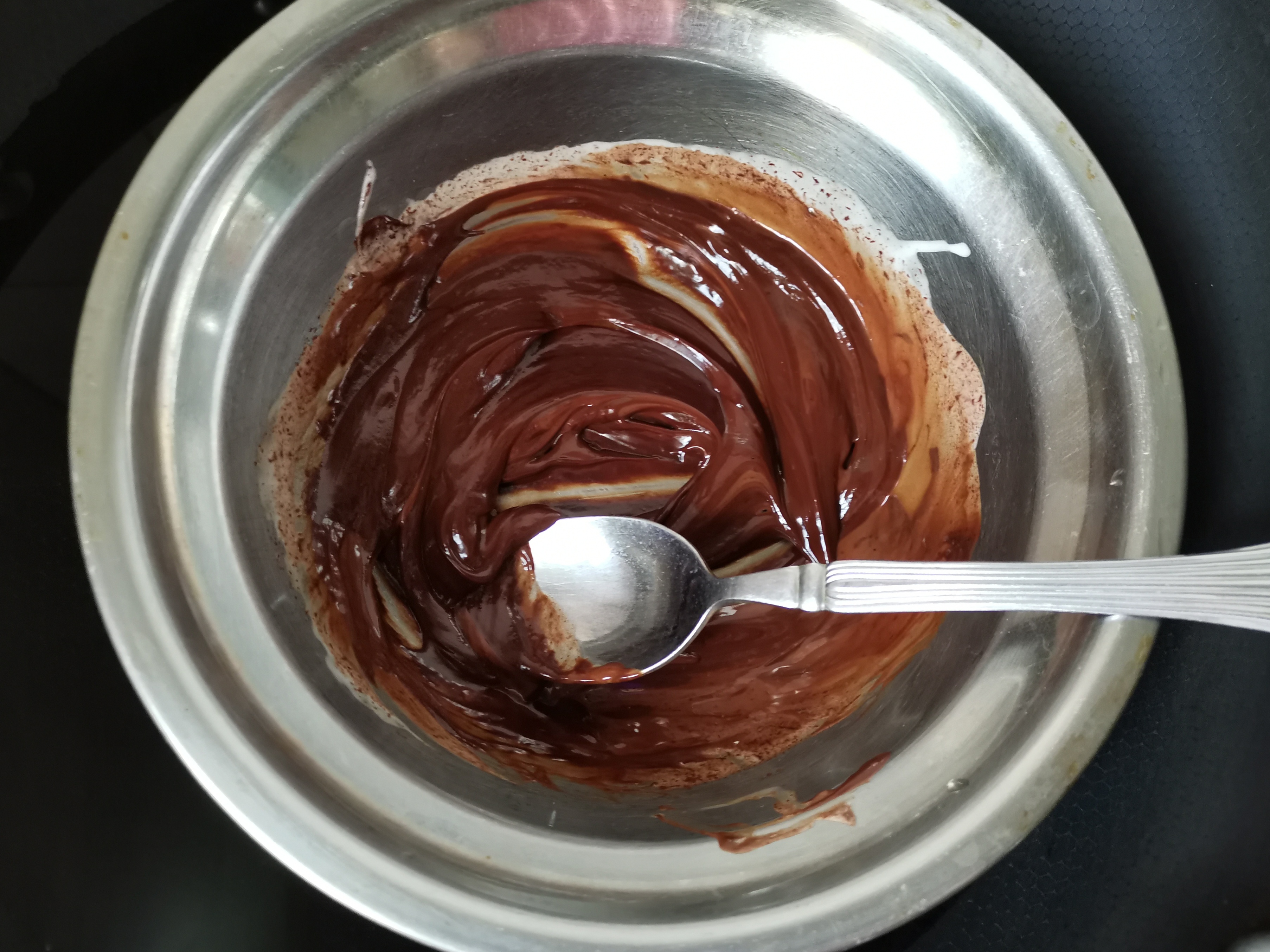 心型的巧克力纸杯蛋糕,带巧克力馅的纸杯蛋糕