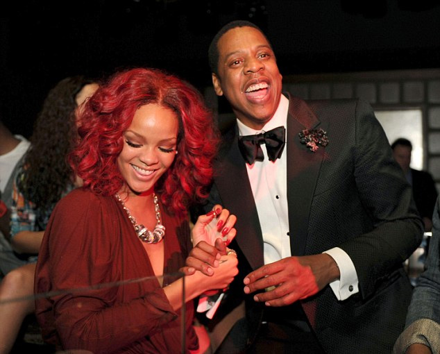 蕾哈娜靠唱歌一年能挣多少钱,山东天后蕾哈娜走马现场版