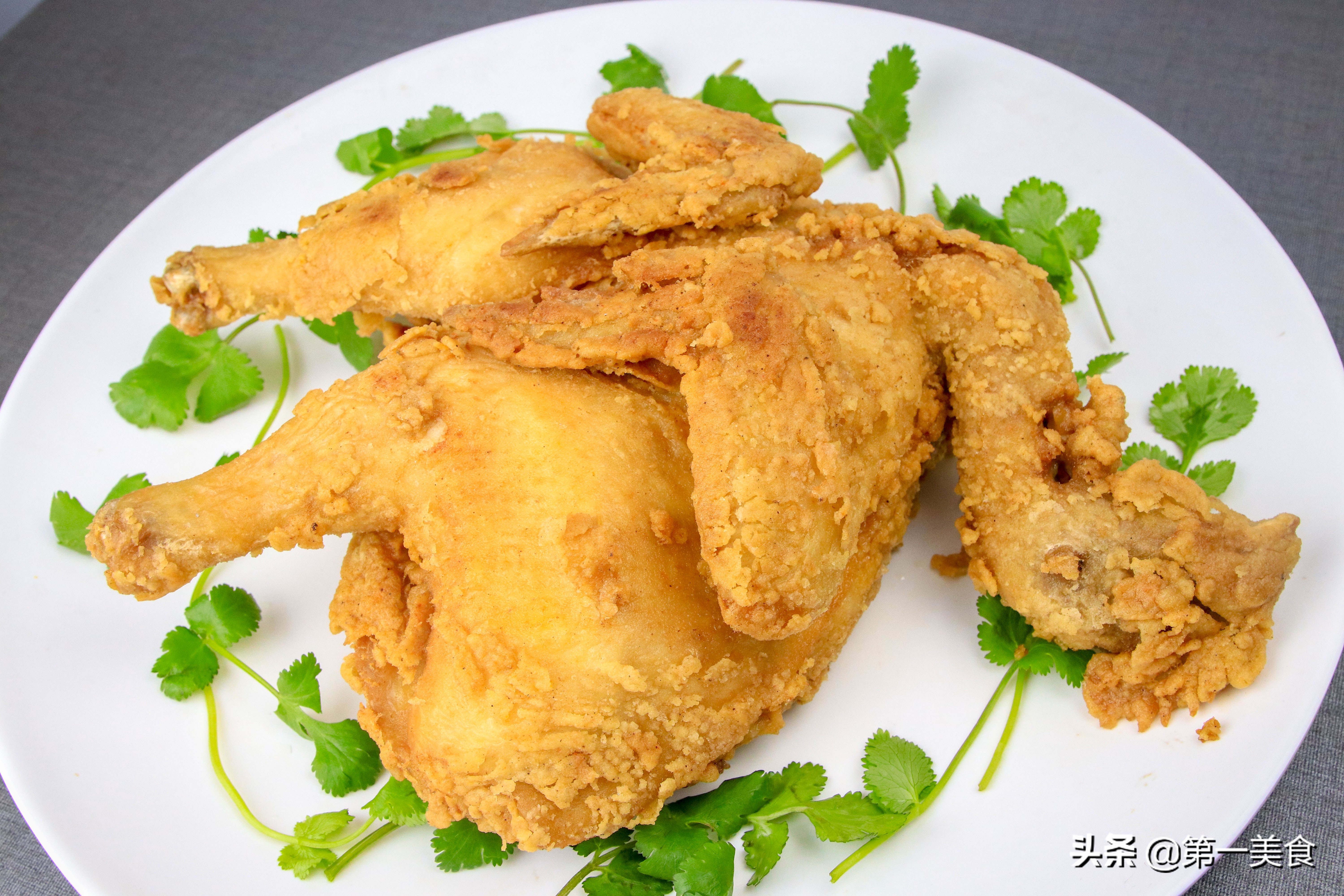 如何用嫩鸡做一个又酥又脆的炸鸡,怎样做炸鸡外酥里嫩鲜美多汁