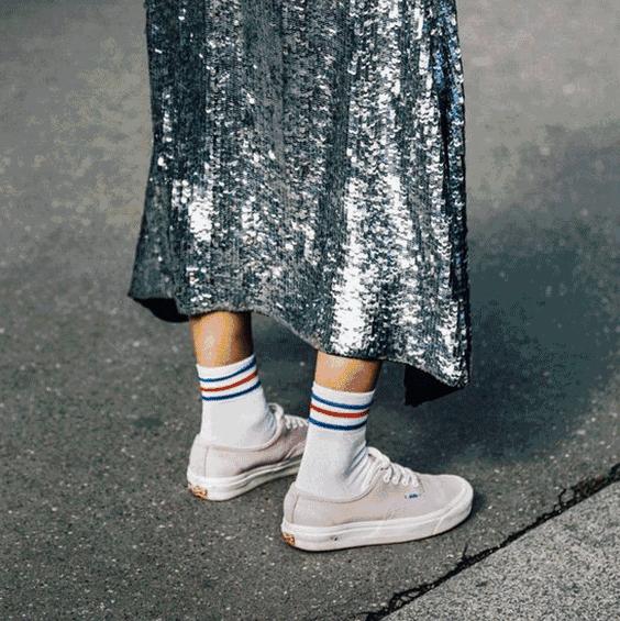 别再露脚踝了，又冷又out！今年流行露袜子，零难度时髦保暖绝招