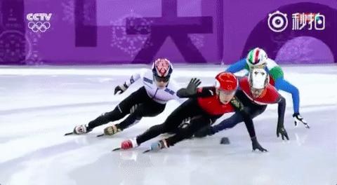 短道速滑1000米韩国两将摔出赛道,韩国短道速滑把队友推出赛道