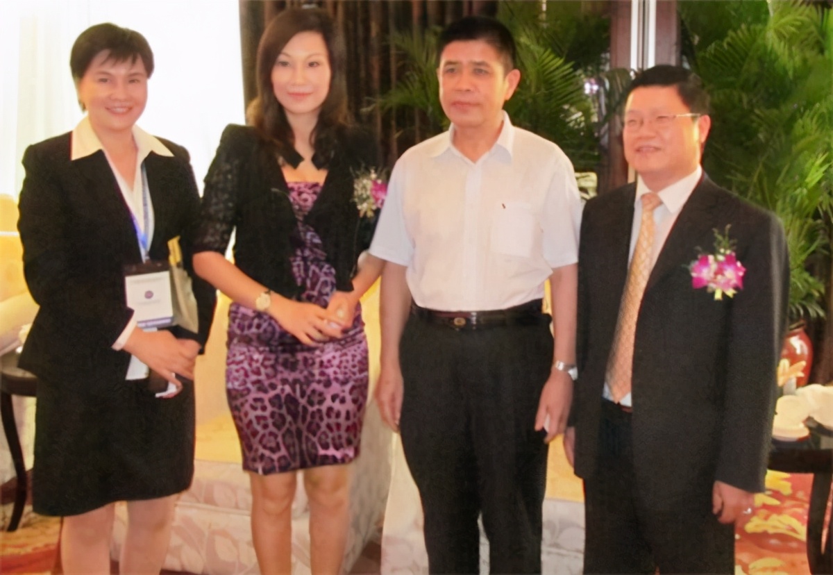 女洗碗工的崛起：在男人堆里缠斗了12年，如今账上躺着190亿