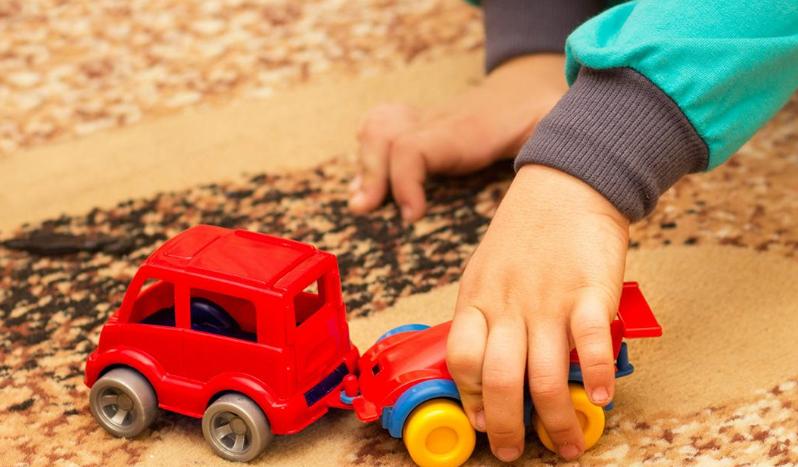 半夜娃说下面痛，宝妈一看不得了，医生：这些玩具娃玩要时刻盯着