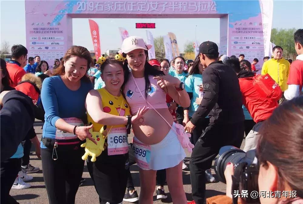 强！40岁美女准妈妈挺7个多月孕肚，在石家庄跑了个马拉松！这届准妈妈太猛了