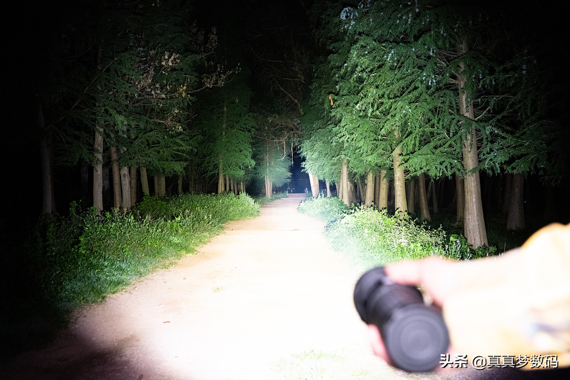 2021强光手电选购经验篇一:盘点我的高性价比强光手电筒