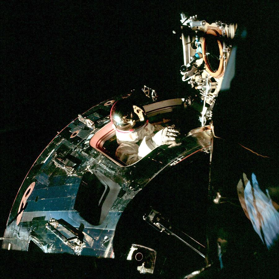 阿波罗事故7名宇航员,阿波罗十一号降落在陨石坑里