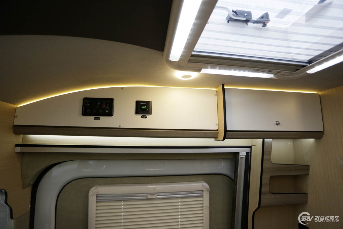 25万大通v90七座,大通v90自动挡5.95米长轴高顶房车