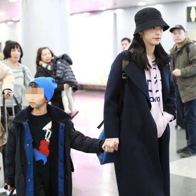 姚晨跟儿子在机场，小土豆呆萌的表情变潮男，这小嘴巴跟妈太像了