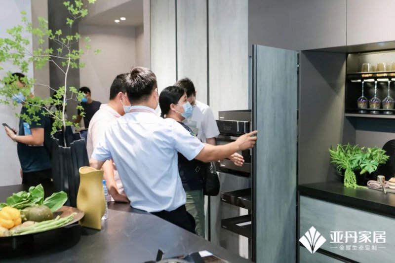 亚丹家居全屋整装怎么样,亚丹衣柜用的哪个厂家的板材