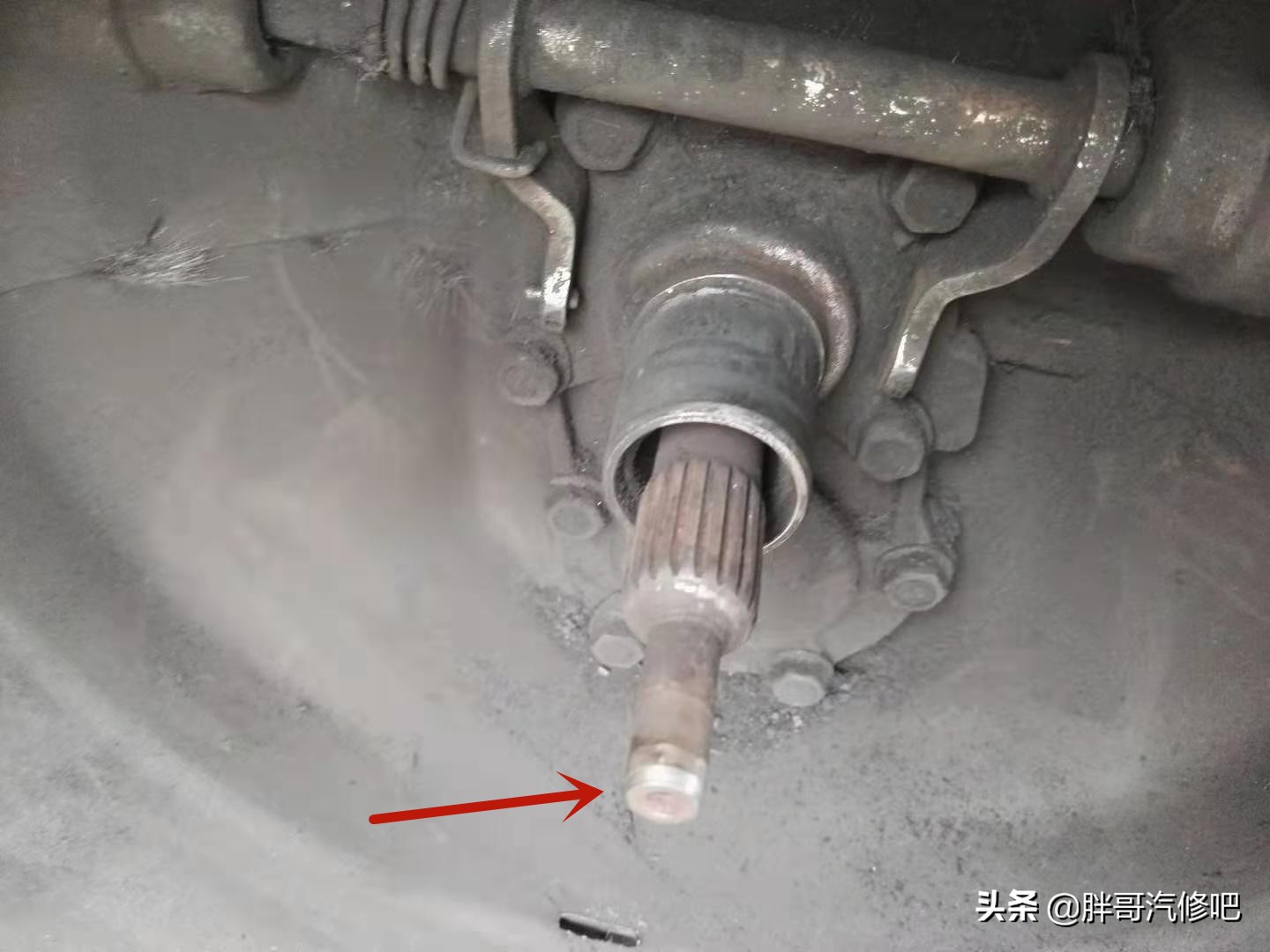 五菱之光挂档不走，胖哥以为换挡拉线脱落，原来是摩擦片报废了