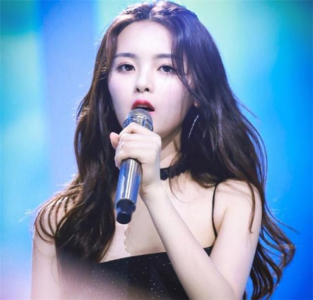 圆脸女生适合的发型有以下几种,适合圆脸女生的流行发型推荐